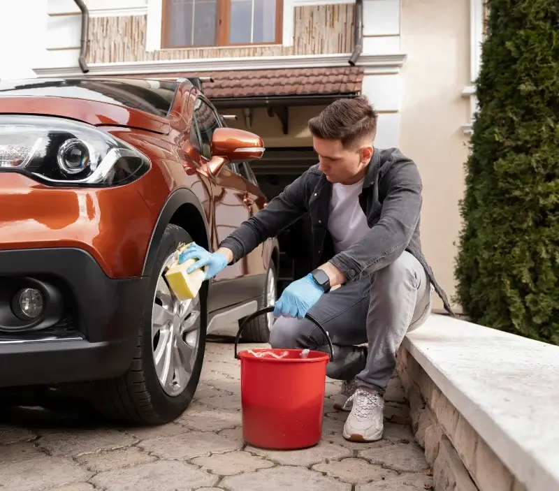 Lavage auto à domicile Saint-André-sur-Orne : professionnel intervenant sur un véhicule